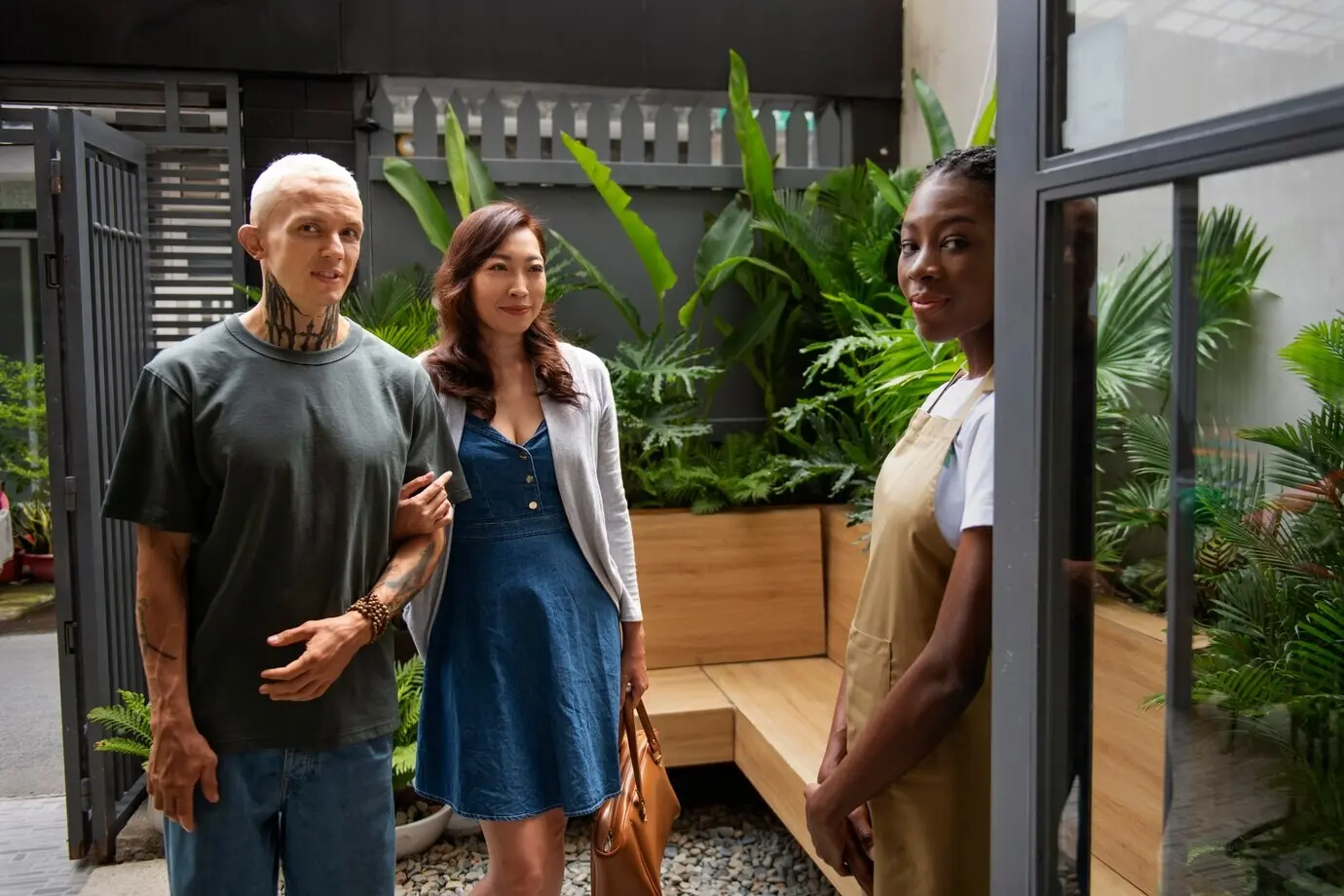 Frontalansicht von Freunden, die zum Salon kommen.